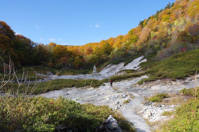 奥には八葉地蔵菩薩。紅葉の山に囲まれています。