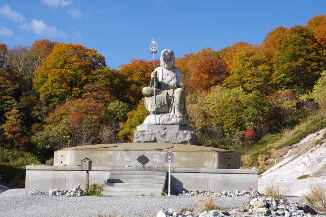 突き当りに大きな八葉地蔵菩薩。