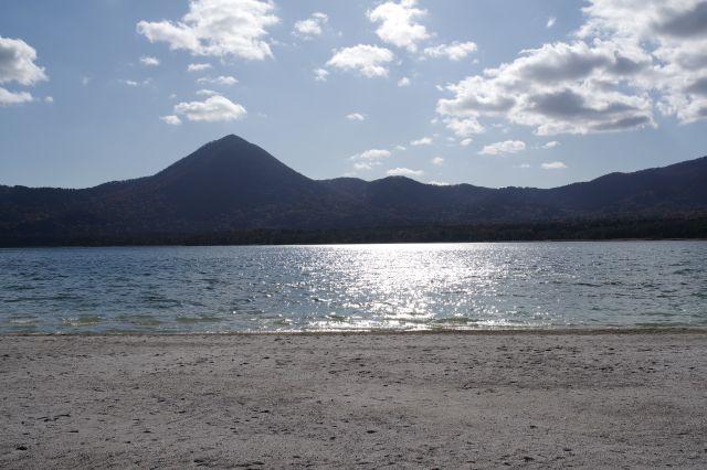 静かで穏やかな湖。湖を囲う山並み。