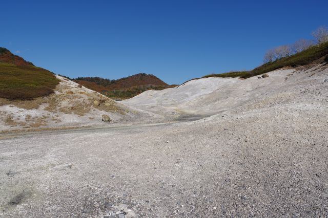 湖を離れて砂利道へ。