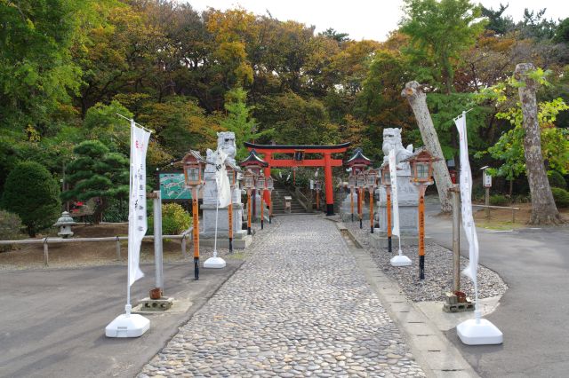 境内は左側へ。小高い丘へ登ります。