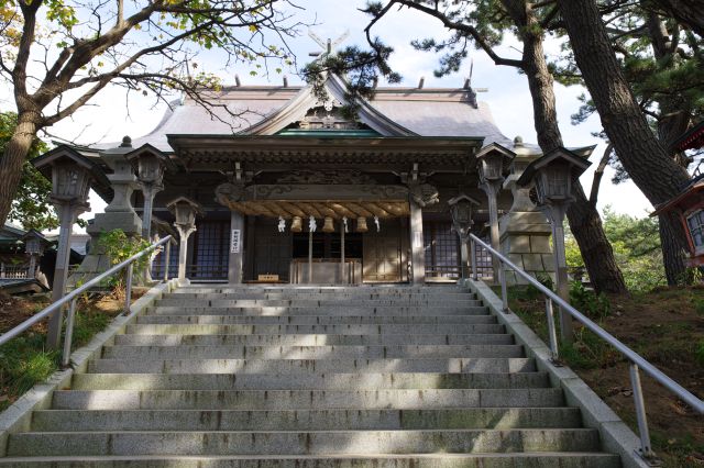 拝殿は最も大きな建物。