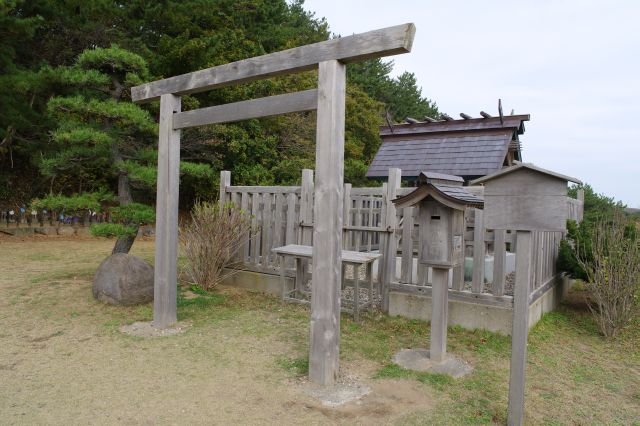 奥には神明社。