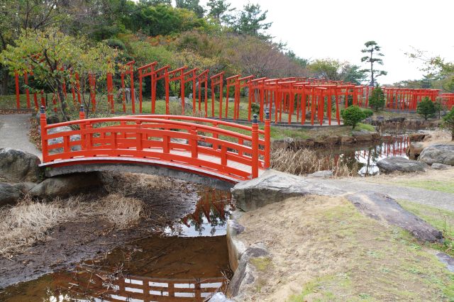 さっきの赤い橋から戻ります。再び階段を上って下って疲れます。