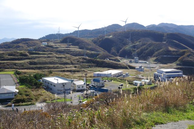 灯台への坂の途中から内陸方面。山並みと風車。