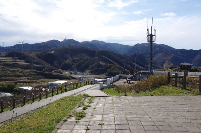 南側に津軽半島の山並み。