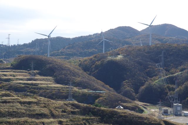 山には風車が並びます。