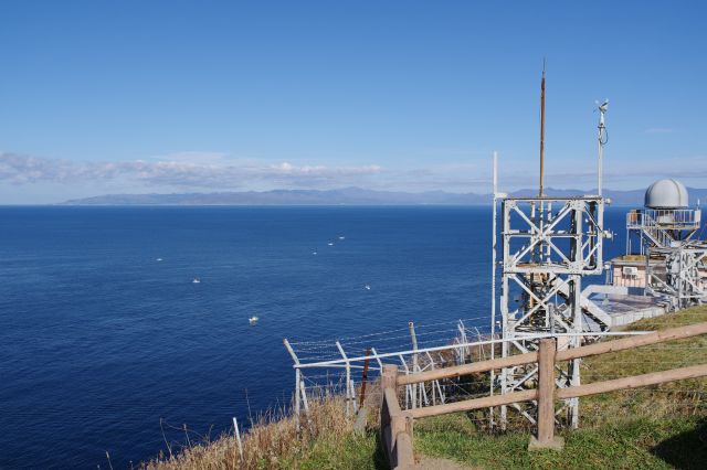 意外と近い北海道南端。静かで遠くから船のエンジン音が響きます。風はなし。