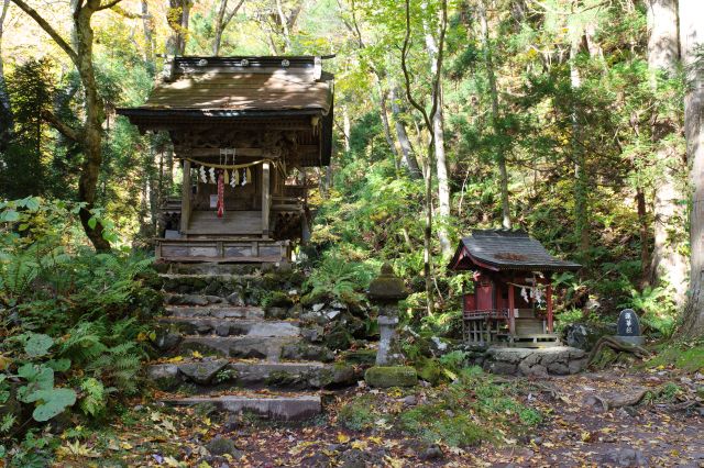 右脇には熊野神社。