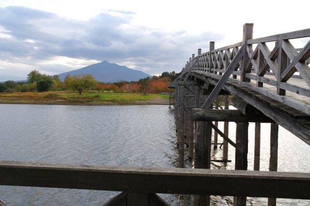 後方に岩木山の姿。広いので見やすい。