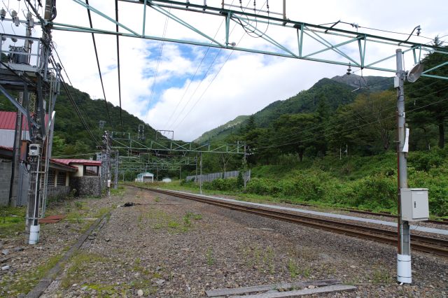 駅舎から外へ。山の空気で気持ち良い。