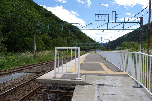 上りホームは地下ホームとは全く異なる地上駅。