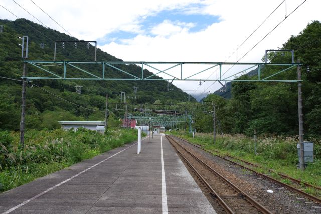 山の中の静かな駅。