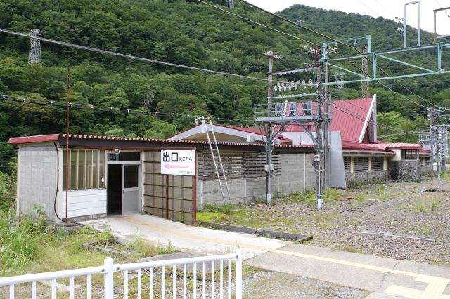 三角屋根の駅舎。