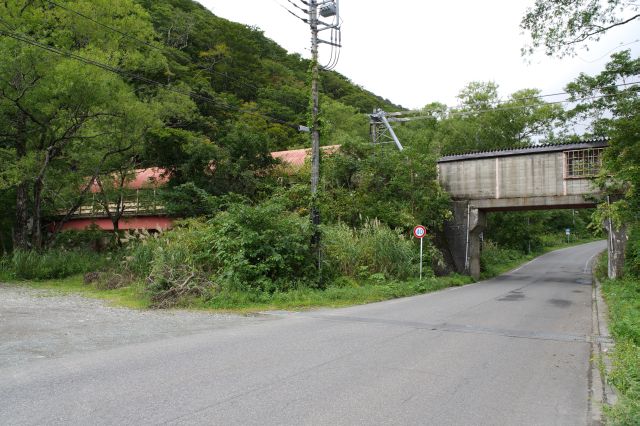 道路を渡る連絡通路。