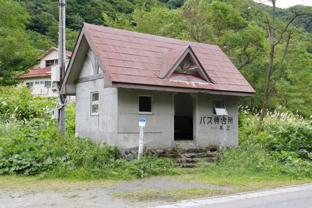 バス停の水上方面は小屋がある。