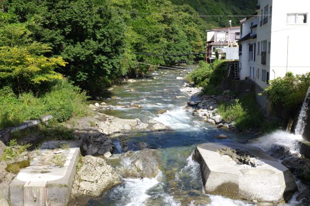 岩場を流れてくる川。