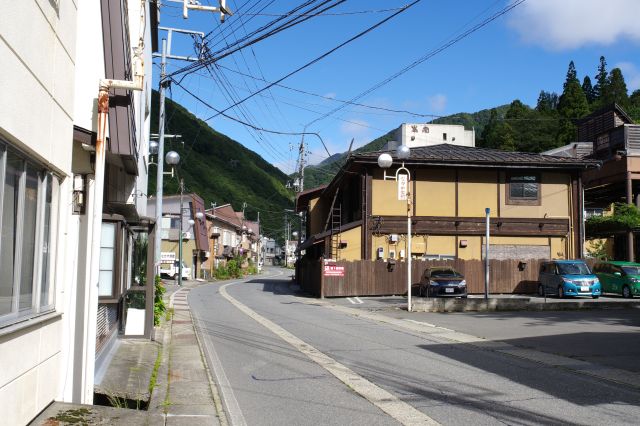 静かな湯檜曽温泉街へ。旅館が多く、川の水の音が聞こえる。