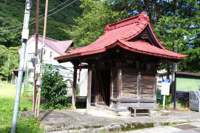 素朴な神社。