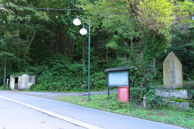 上越南線殉死者供養塔とバス停。