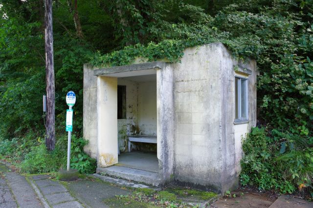 ジブリな雰囲気のバス停。