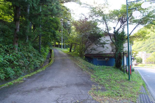 供養塔とバス停の間の坂を上る。