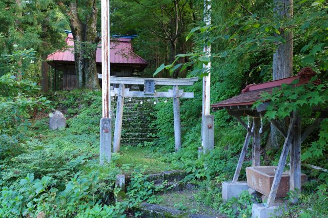 素朴な朝日神社。