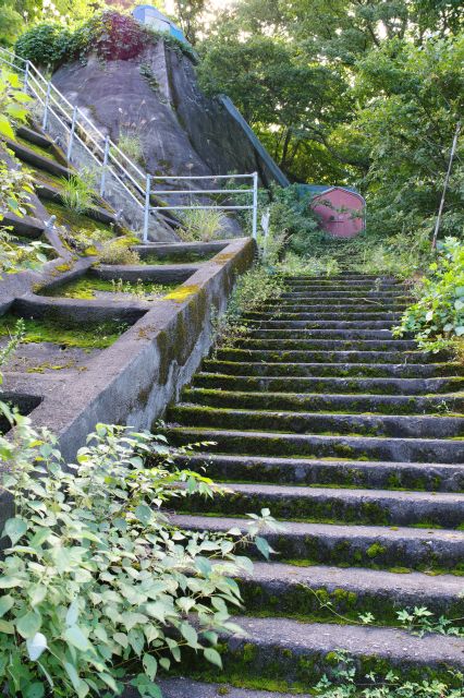 階段の上に鉄扉、さらに登って旧駅跡へ繋がっている。