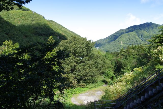 振り返ると駅前広場の先は豊かな緑の山々。