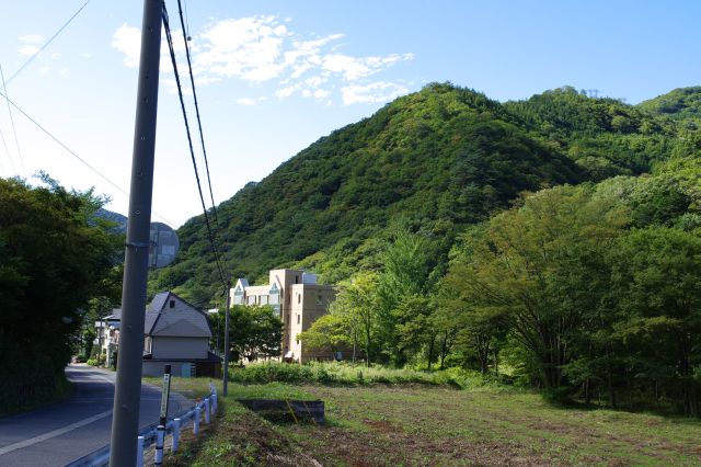 緑豊かな山に挟まれた谷の街。