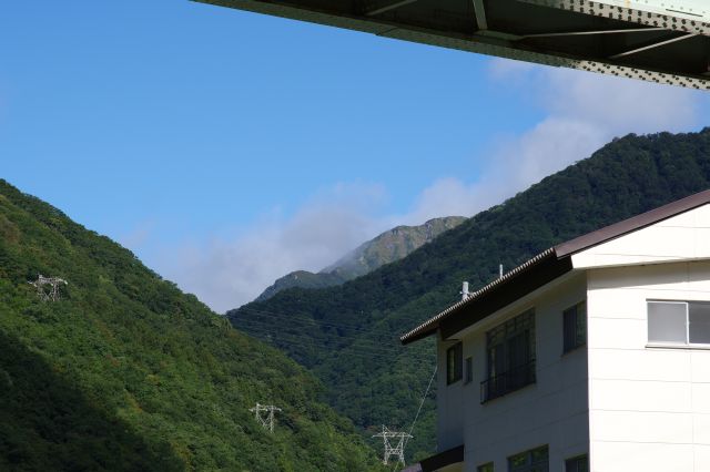 谷川岳方面の山々が連なる。