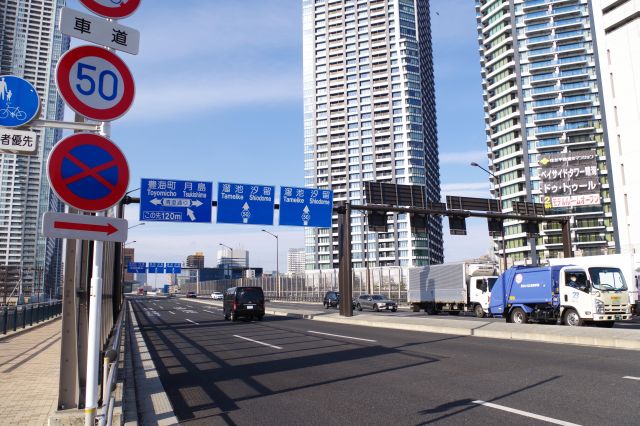 以前は工事中でしたが開通し、勝どき、築地方面へ車が行き来します。