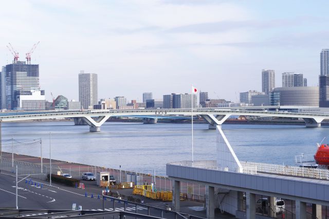 豊洲市場も開通し車が行き来します。