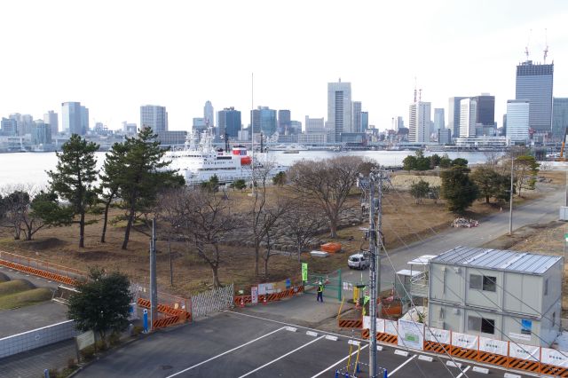 海沿いの公園もフェンスに囲まれ整備中。