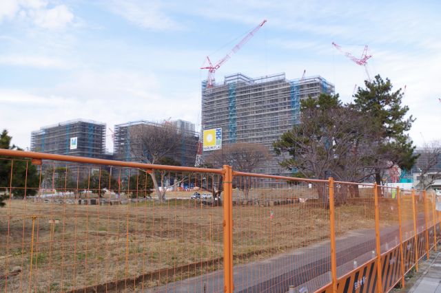 １階へ、隣の公園は立ち入りできません。