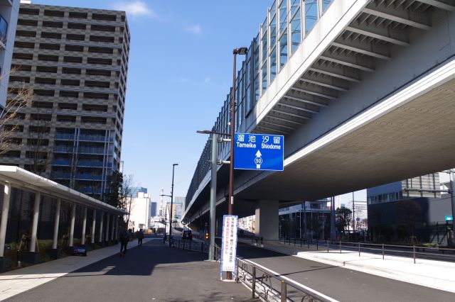 築地大橋方面へ進んで行きます。