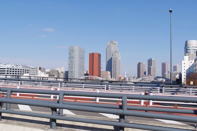 隣の大動脈の勝鬨橋。西側にも橋が増えました。対岸は築地市場跡。