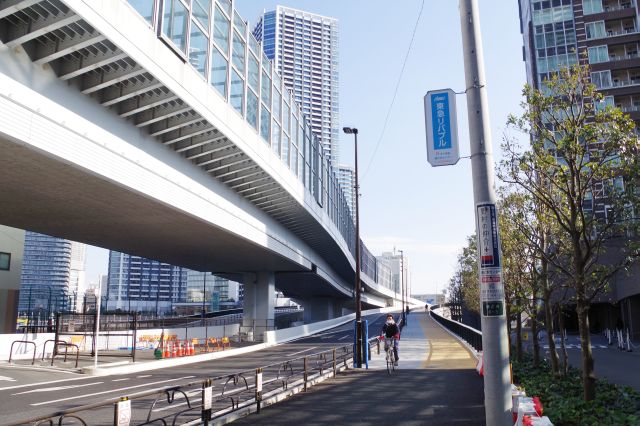 こちらは歩道も車道と共に傾斜しています。