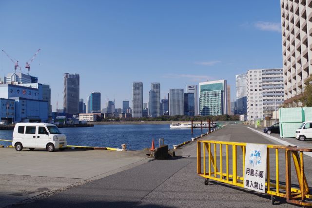 右側には月島埠頭、浜松町方面の風景が開けます。