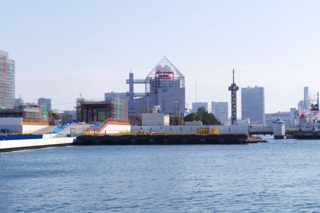 朝潮運河沿い、対岸の晴海埠頭の晴海客船ターミナル。静かな中ヘリや飛行機の音が響きます。