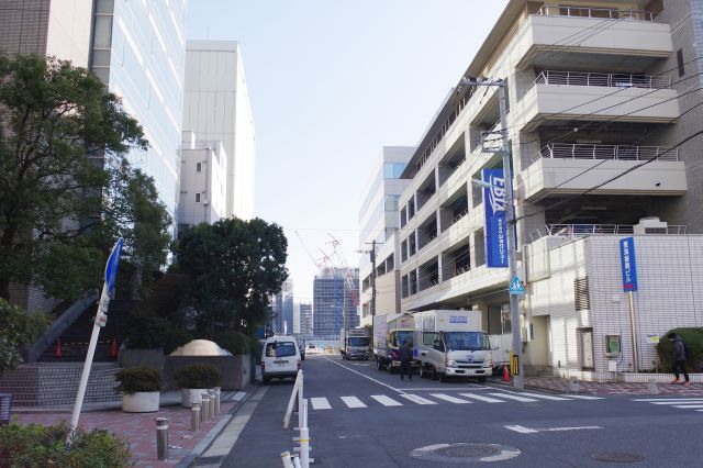 清澄通りへ戻ります。住宅街側には移転した豊海小学校があります。