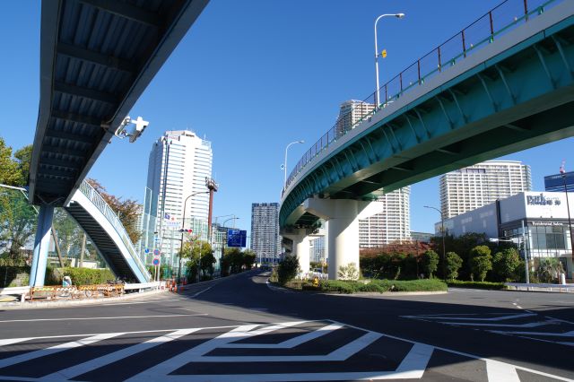 西岸の晴海側、月島運動場交差点へ。