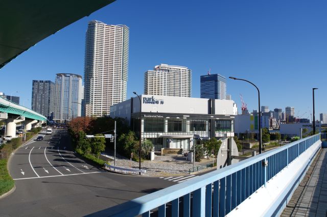 豊洲方面。道の向こうに春海橋、その隣の晴海橋梁から線路が伸びていました。