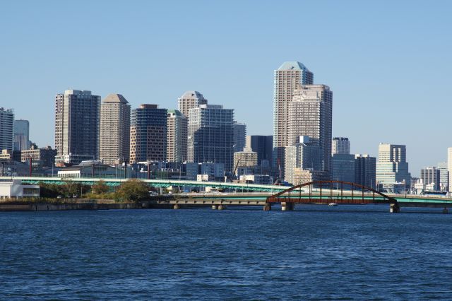 奥に春海橋、晴海橋梁、佃のタワーマンション群。