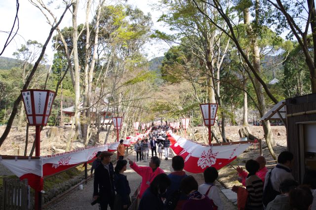 仁王門をくぐり伽藍へ。