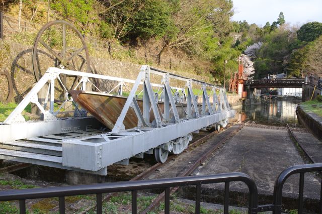 引き上げた船がここから水路を通っていた。