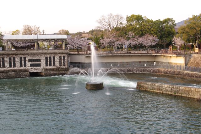 蹴上インクラインの下、南禅寺船溜には噴水があります。十石舟の発着場があります。