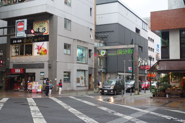 脇道の国分町通。歓楽街が続きます。