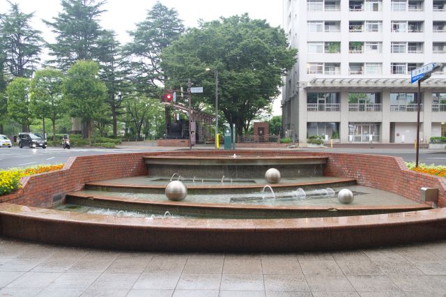 先端の西公園通へ、噴水があります。公園の先は広瀬川。