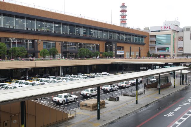 駅の南側、在来線の改札があります。